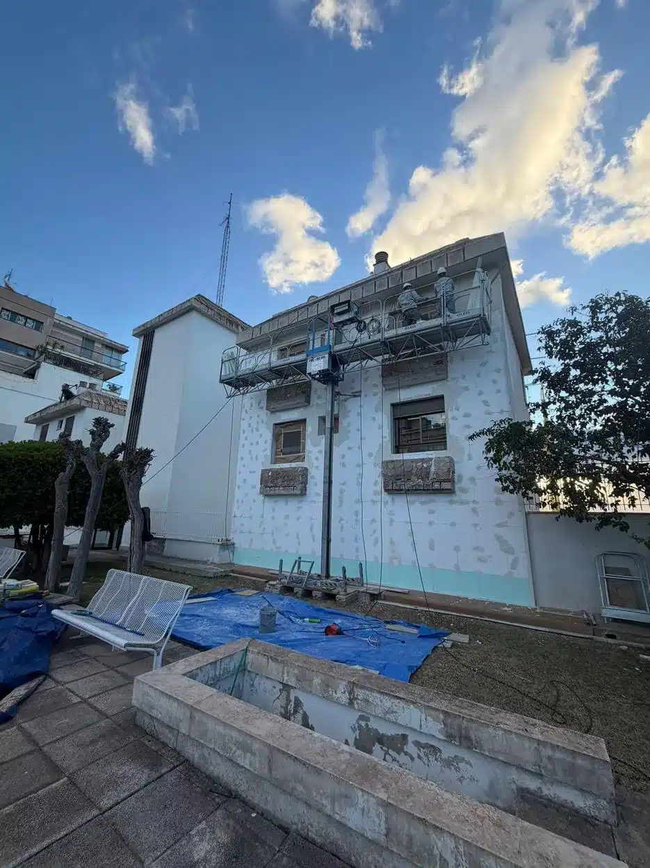 Equipo de InnovaIsla con vehículos de empresa en Palma de Mallorca