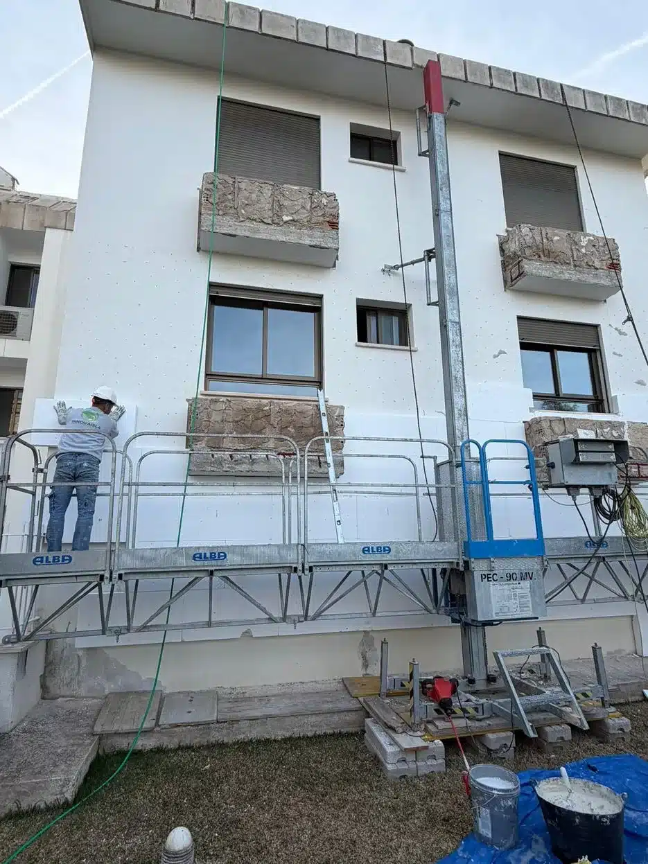 Trabajadores de InnovaIsla instalando aislamiento SATE en una fachada en Mallorca