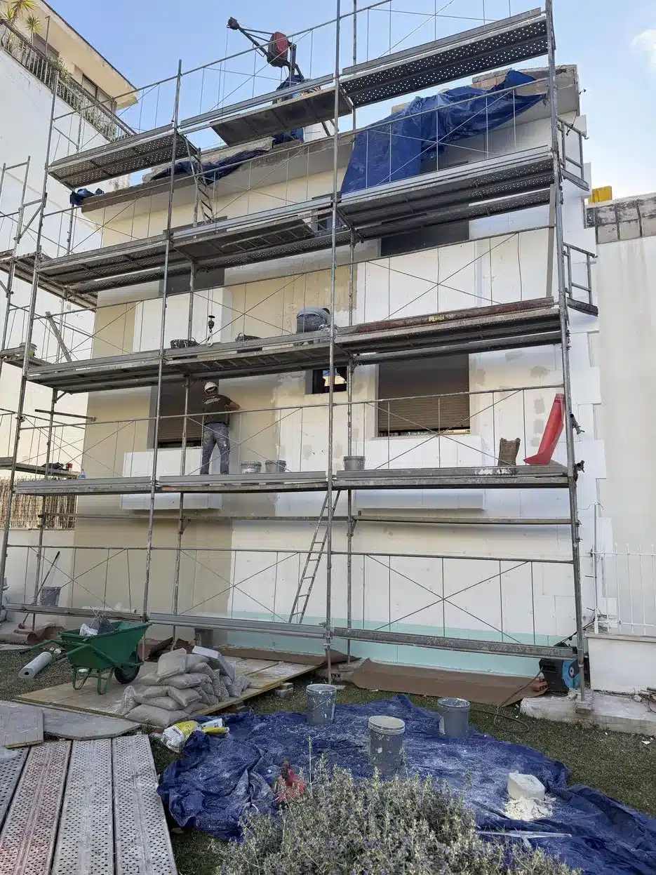 Detalle de la instalación profesional de paneles SATE en un edificio de Mallorca