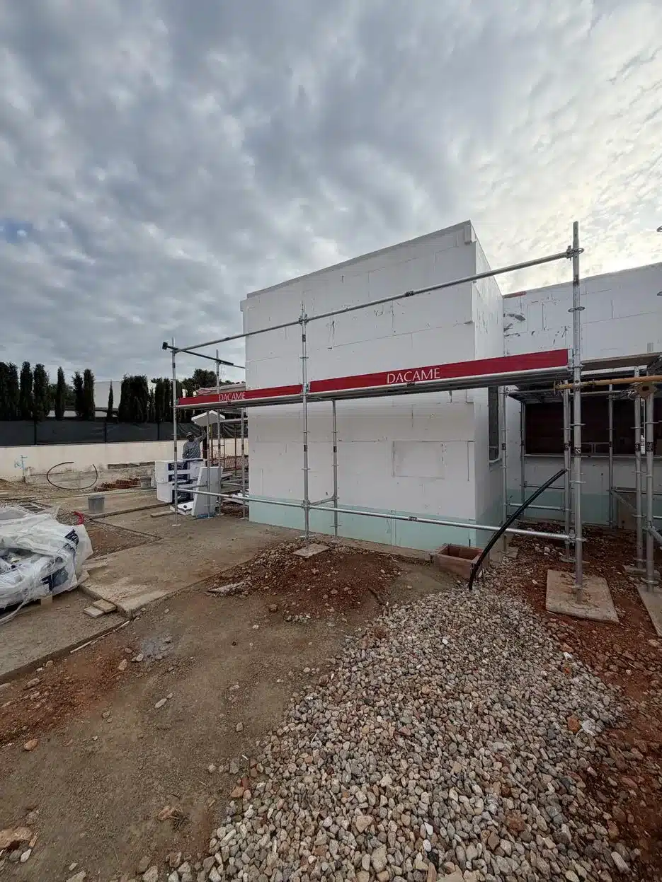 Aplicación profesional de sistema SATE en una fachada residencial en Mallorca