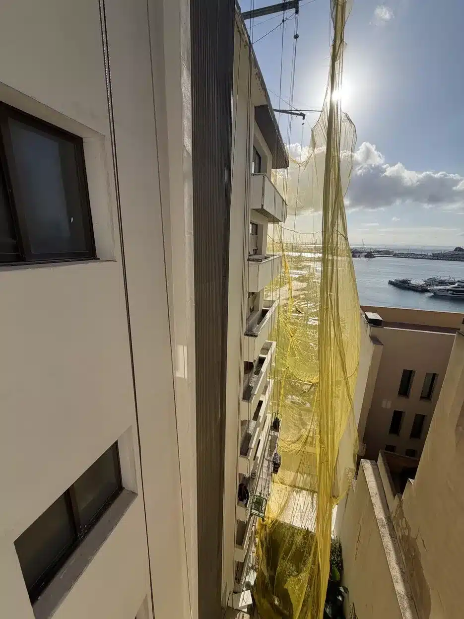 Equipo de InnovaIsla trabajando en la rehabilitación de fachadas con SATE en Palma de Mallorca