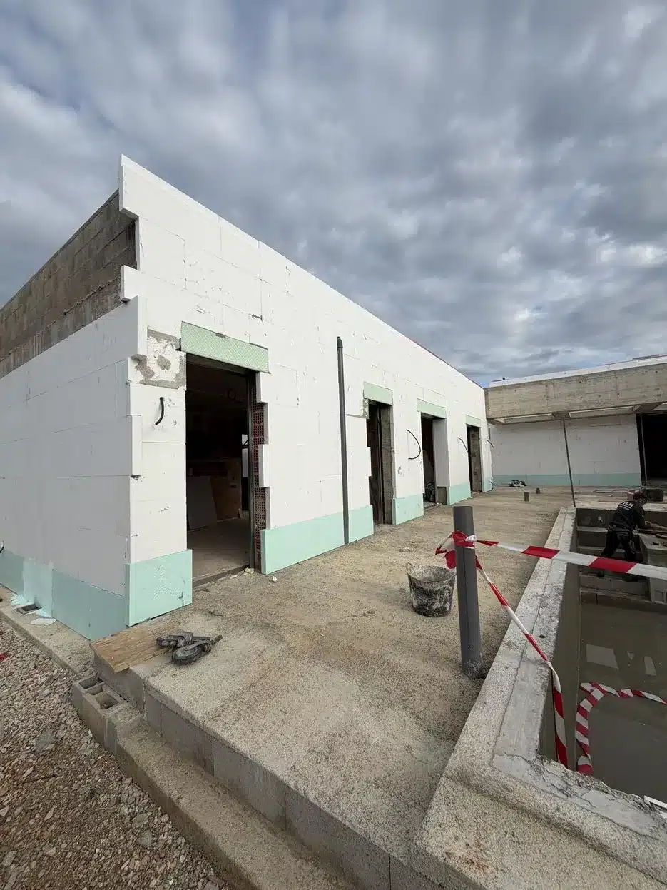 Equipo de InnovaIsla realizando trabajos de aislamiento SATE en una fachada