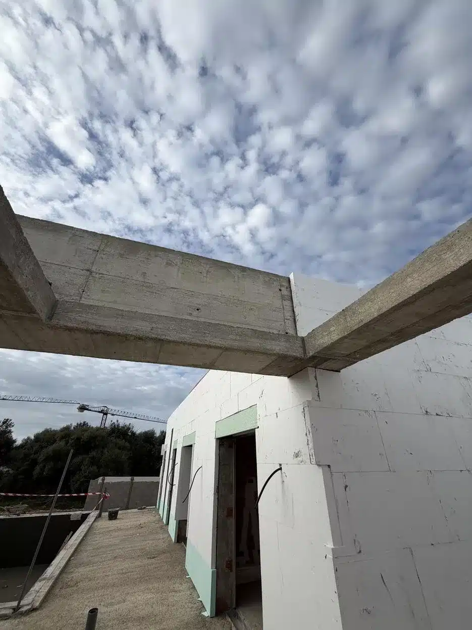 Detalle de la textura y acabado de una fachada SATE de alta calidad