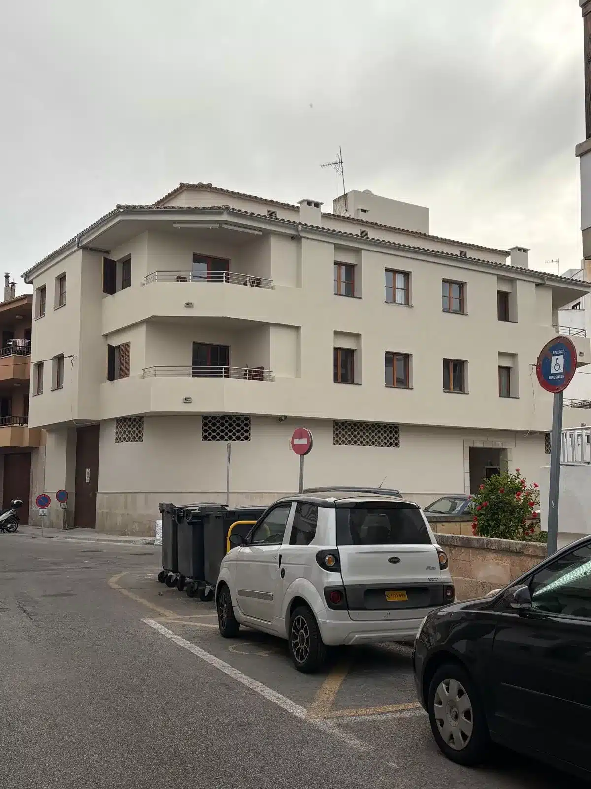Innovaisla ha ejecutado la envolvente energética mediante sate y aislamiento de terrazas en este edificio situado en Puerto Pollença